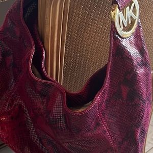 Like new Michael Kors shoulder bag. Such a beautiful color. Like new.